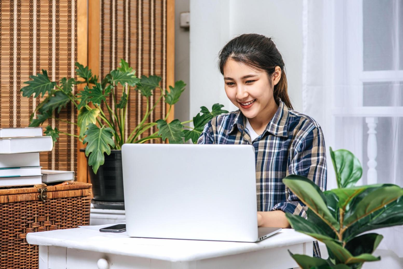Teilnehmer diskutieren Finanzstrategien in Workshop-Atmosphäre